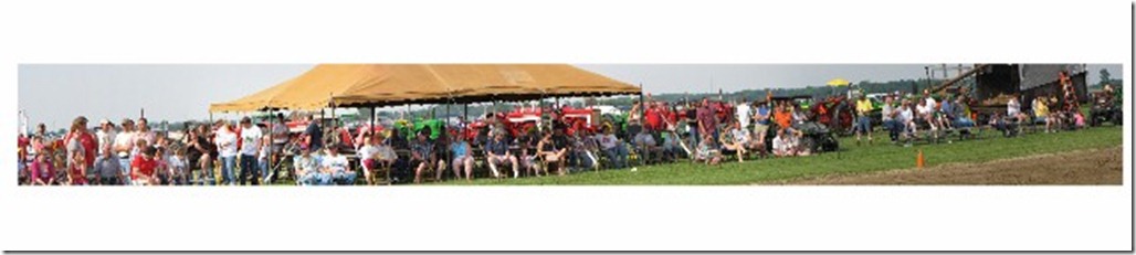 Crowd gatheed at the tractor pulls